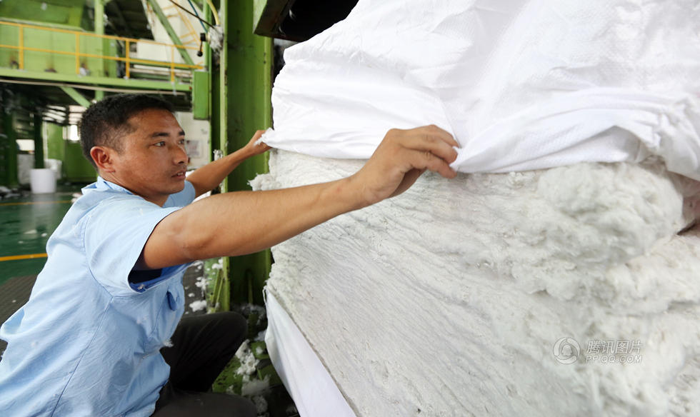Ligne de production de fibres discontinues de polyester régénéré, machine de remorquage de polyester recyclé